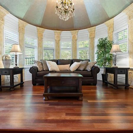 French Chateau W/Swim Spa & Theatre: 11,700 Sqft YYC 외부 사진