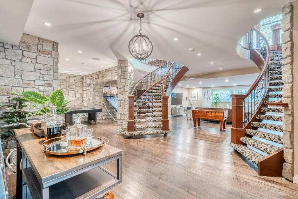 French Chateau W/Swim Spa & Theatre: 11,700 Sqft YYC 외부 사진