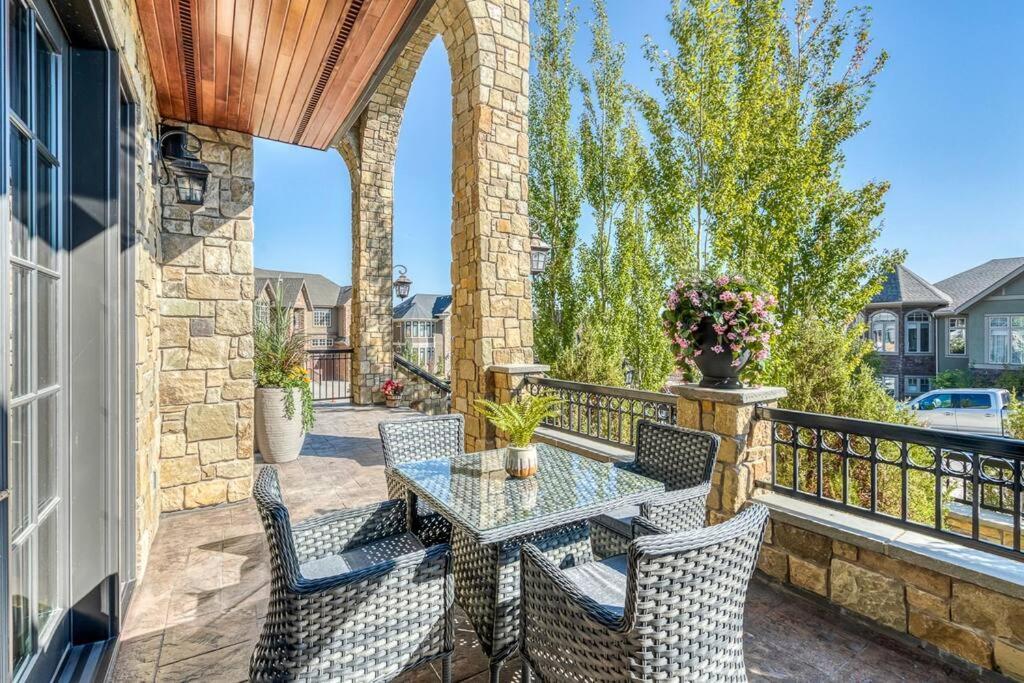French Chateau W/Swim Spa & Theatre: 11,700 Sqft YYC 외부 사진