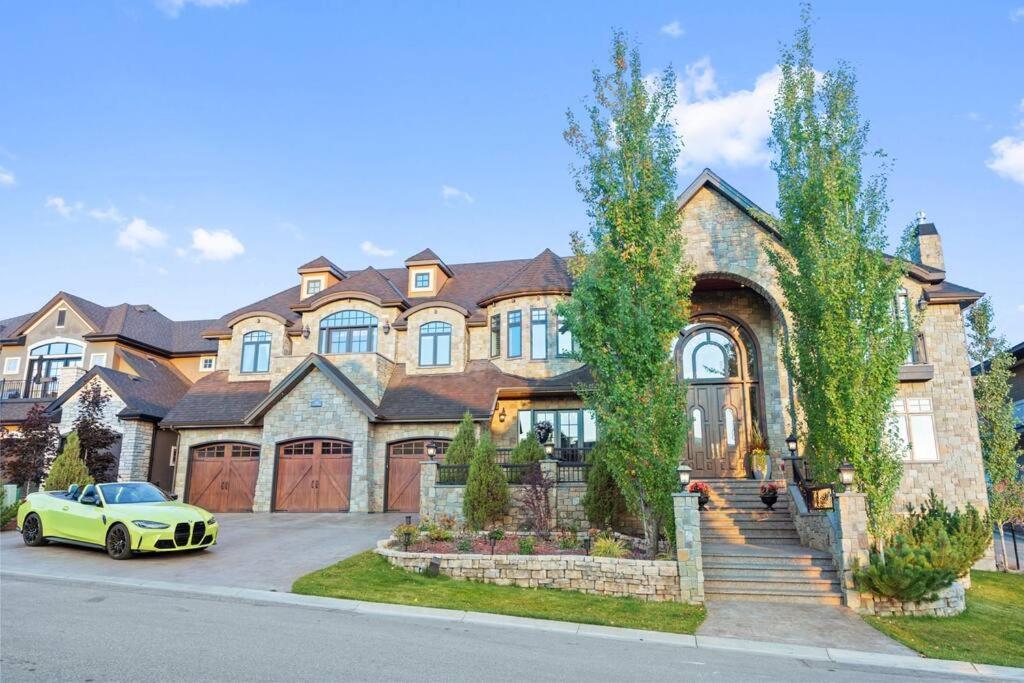 French Chateau W/Swim Spa & Theatre: 11,700 Sqft YYC 외부 사진