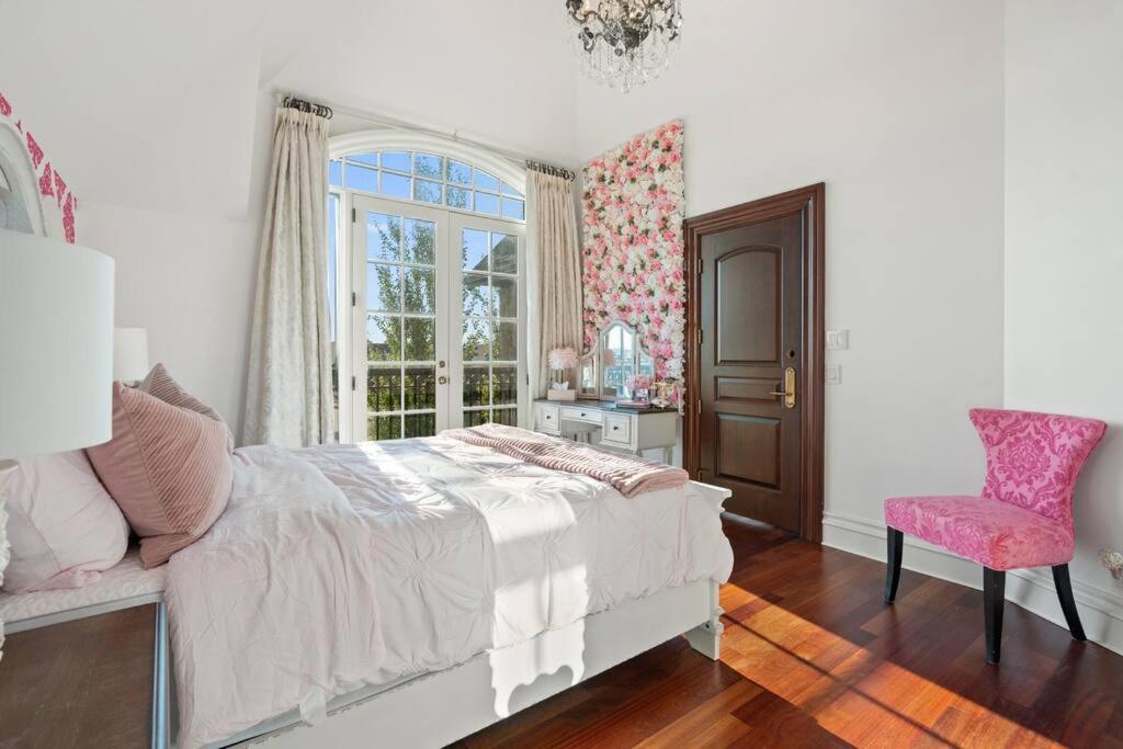 French Chateau W/Swim Spa & Theatre: 11,700 Sqft YYC 외부 사진