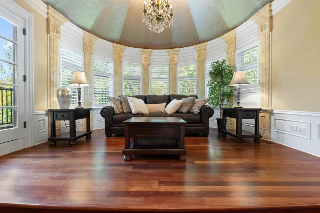 French Chateau W/Swim Spa & Theatre: 11,700 Sqft YYC 외부 사진