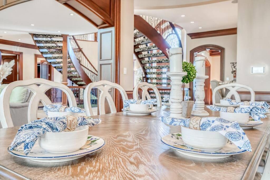 French Chateau W/Swim Spa & Theatre: 11,700 Sqft YYC 외부 사진
