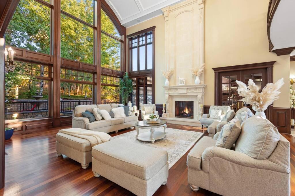 French Chateau W/Swim Spa & Theatre: 11,700 Sqft YYC 외부 사진