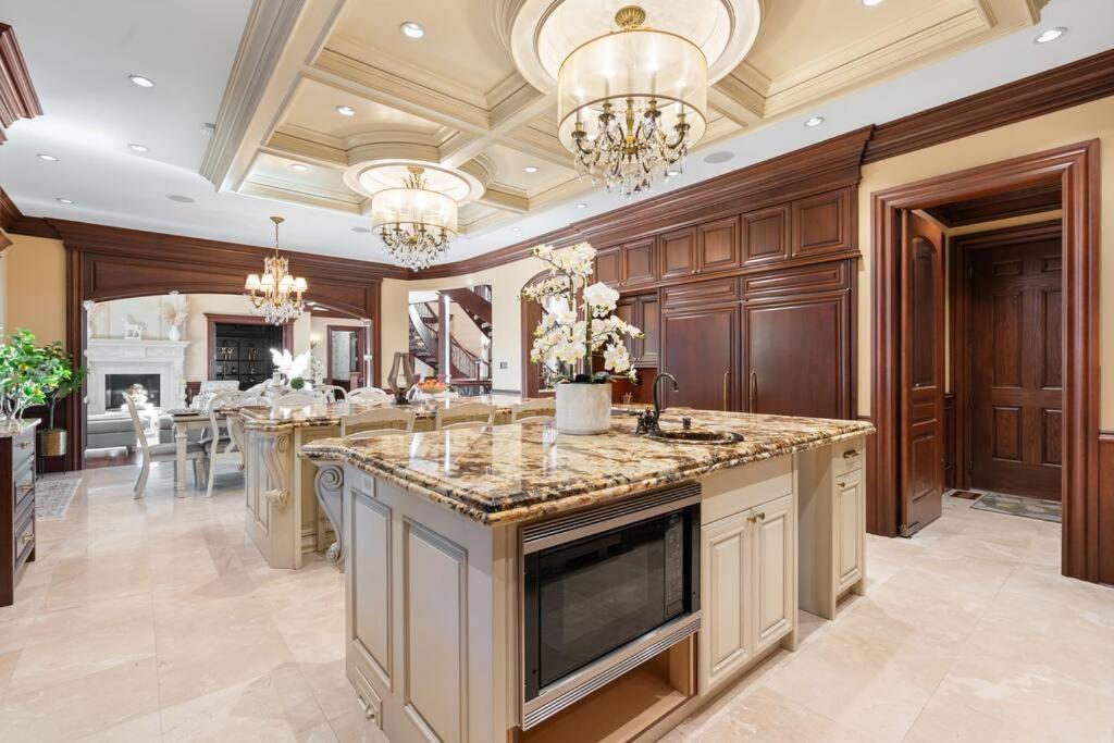 French Chateau W/Swim Spa & Theatre: 11,700 Sqft YYC 외부 사진