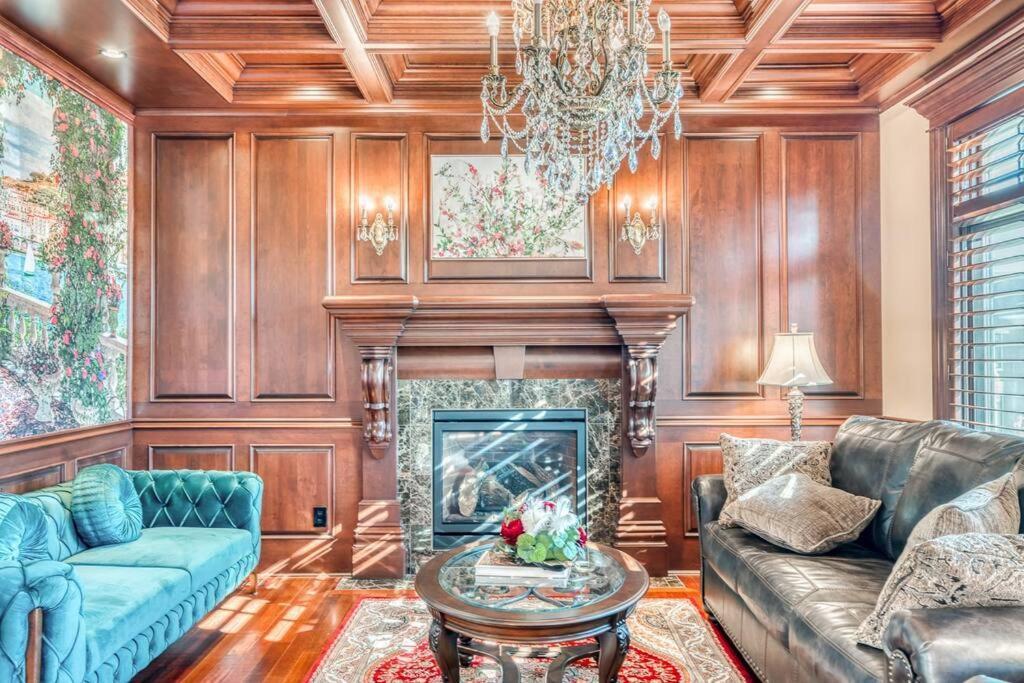 French Chateau W/Swim Spa & Theatre: 11,700 Sqft YYC 외부 사진