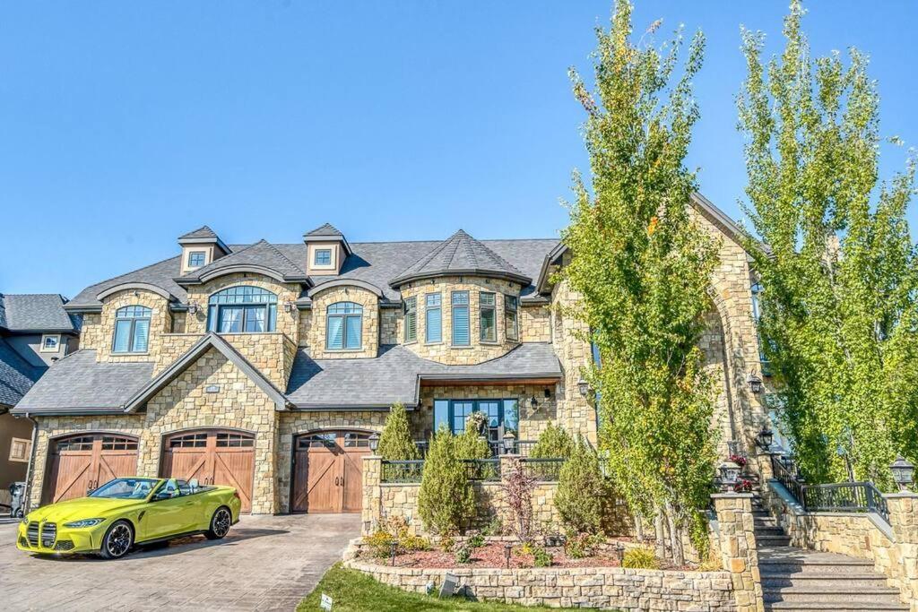 French Chateau W/Swim Spa & Theatre: 11,700 Sqft YYC 외부 사진