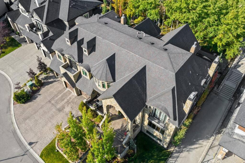French Chateau W/Swim Spa & Theatre: 11,700 Sqft YYC 외부 사진