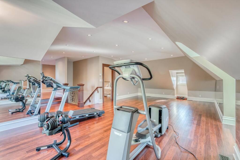 French Chateau W/Swim Spa & Theatre: 11,700 Sqft YYC 외부 사진