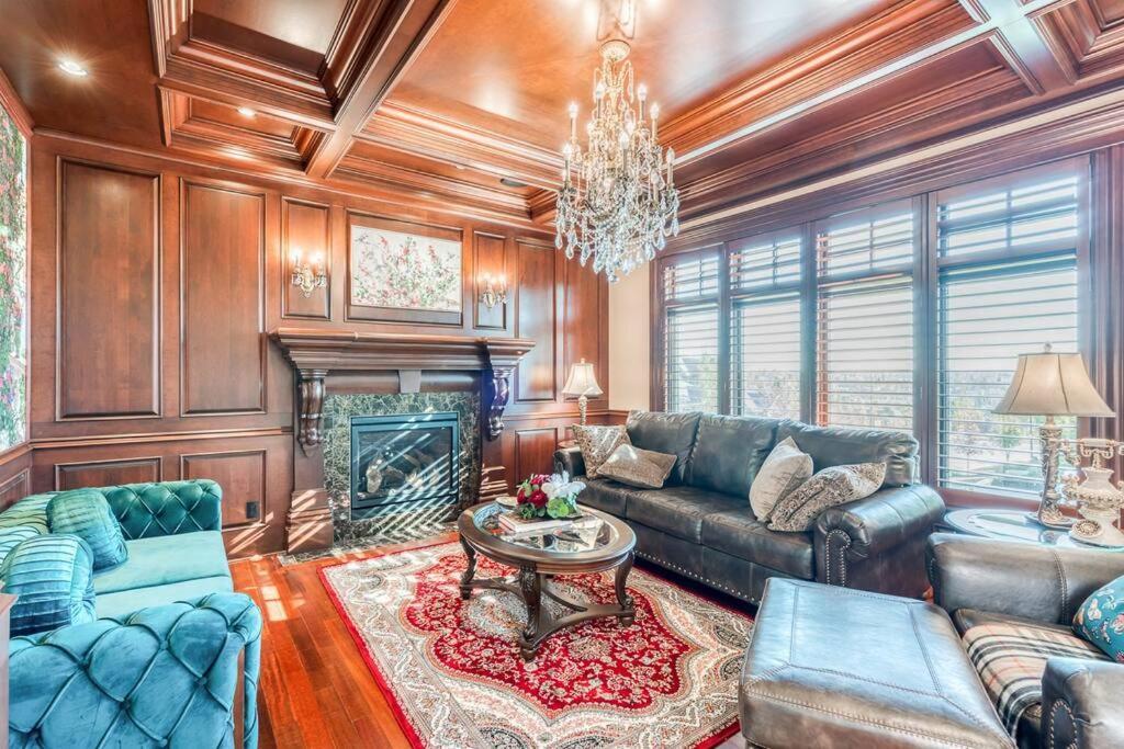 French Chateau W/Swim Spa & Theatre: 11,700 Sqft YYC 외부 사진