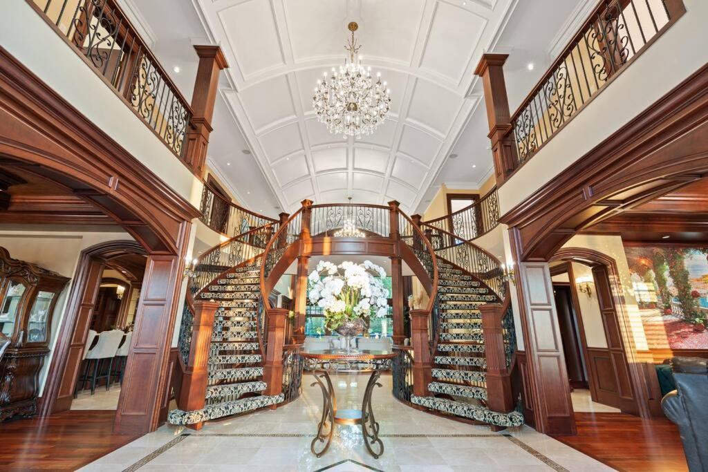 French Chateau W/Swim Spa & Theatre: 11,700 Sqft YYC 외부 사진