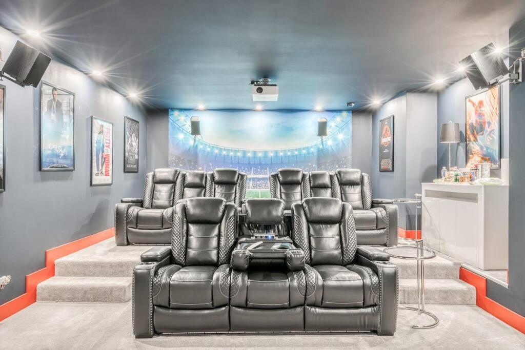French Chateau W/Swim Spa & Theatre: 11,700 Sqft YYC 외부 사진