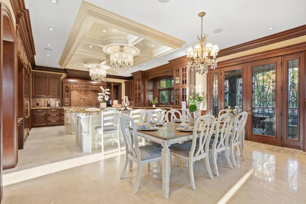French Chateau W/Swim Spa & Theatre: 11,700 Sqft YYC 외부 사진