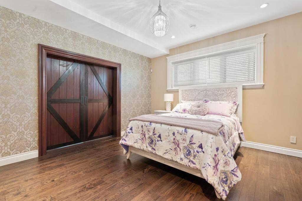French Chateau W/Swim Spa & Theatre: 11,700 Sqft YYC 외부 사진