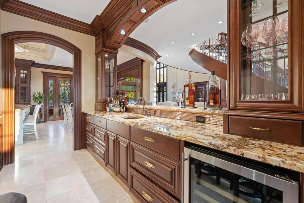 French Chateau W/Swim Spa & Theatre: 11,700 Sqft YYC 외부 사진