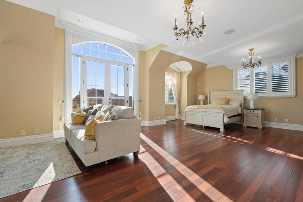 French Chateau W/Swim Spa & Theatre: 11,700 Sqft YYC 외부 사진