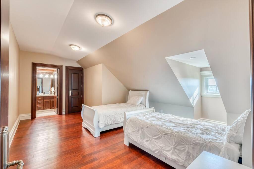 French Chateau W/Swim Spa & Theatre: 11,700 Sqft YYC 외부 사진