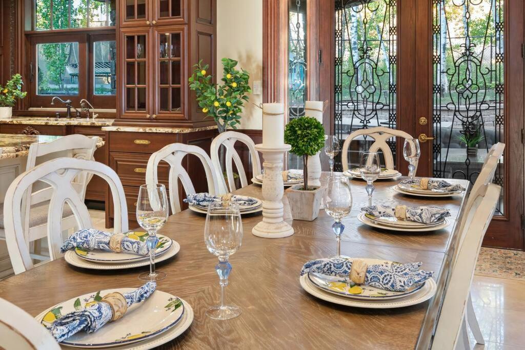 French Chateau W/Swim Spa & Theatre: 11,700 Sqft YYC 외부 사진