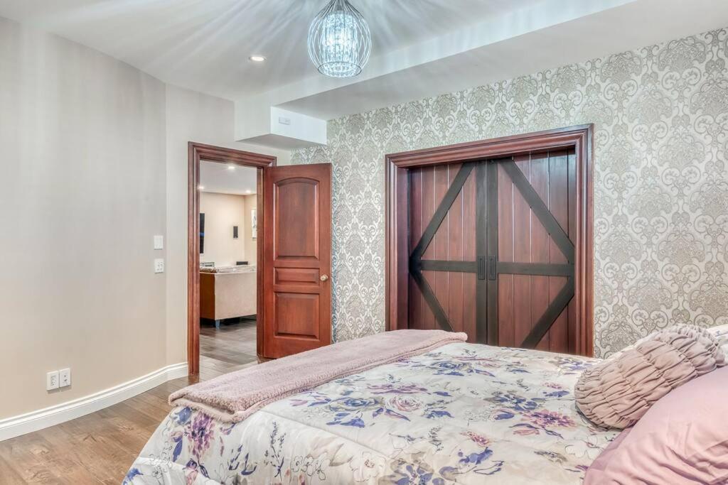 French Chateau W/Swim Spa & Theatre: 11,700 Sqft YYC 외부 사진