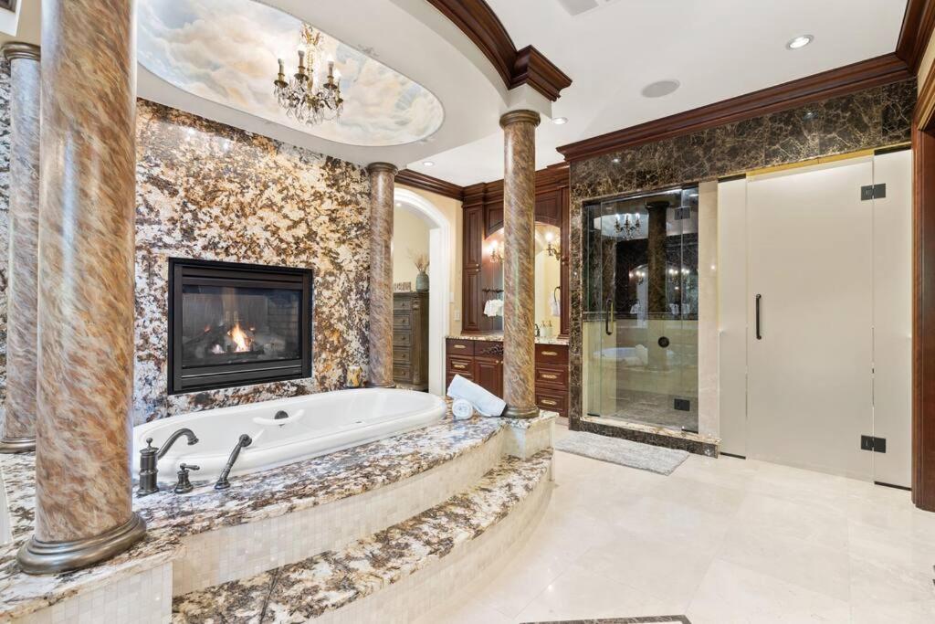 French Chateau W/Swim Spa & Theatre: 11,700 Sqft YYC 외부 사진