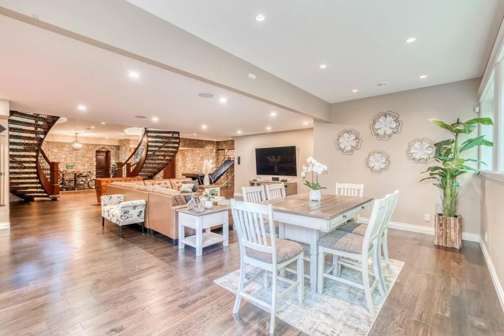 French Chateau W/Swim Spa & Theatre: 11,700 Sqft YYC 외부 사진