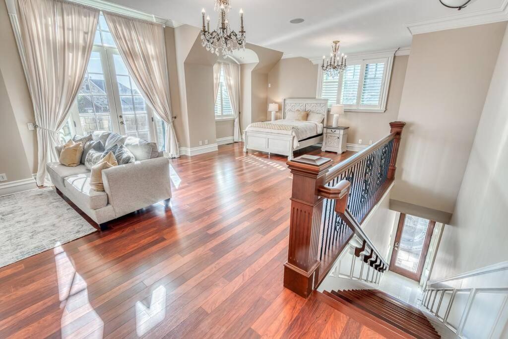 French Chateau W/Swim Spa & Theatre: 11,700 Sqft YYC 외부 사진
