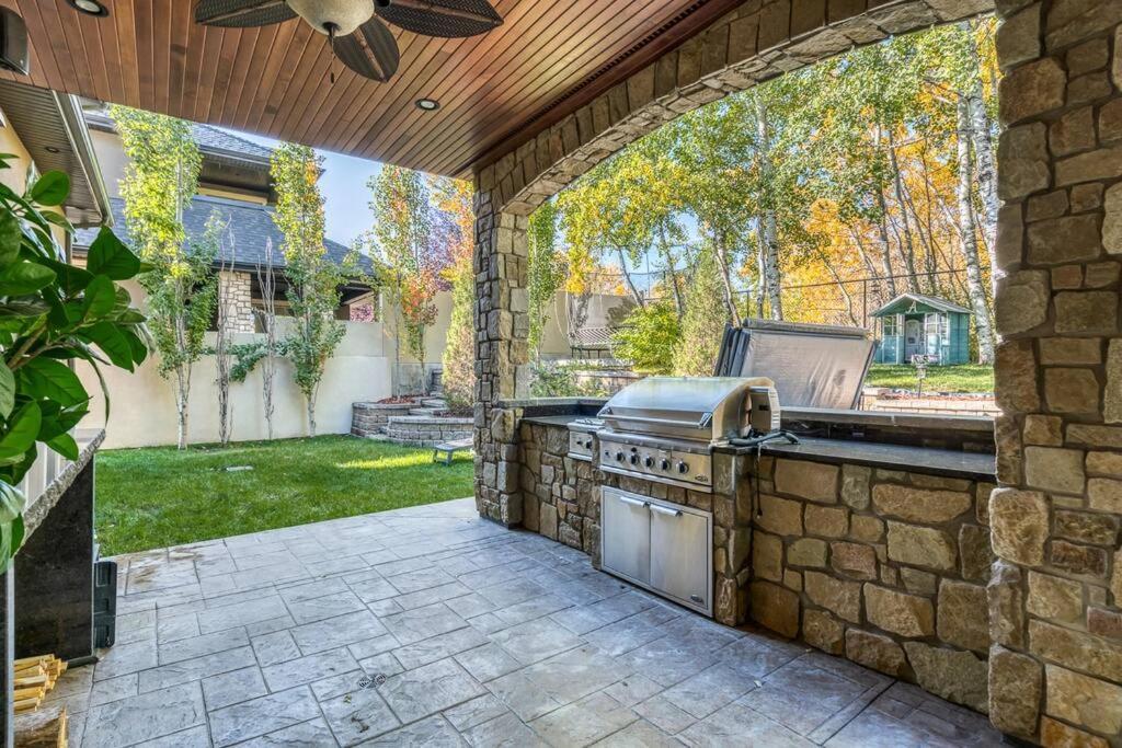 French Chateau W/Swim Spa & Theatre: 11,700 Sqft YYC 외부 사진