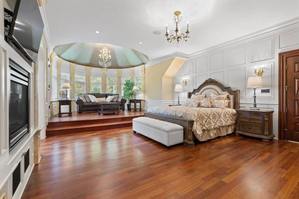 French Chateau W/Swim Spa & Theatre: 11,700 Sqft YYC 외부 사진