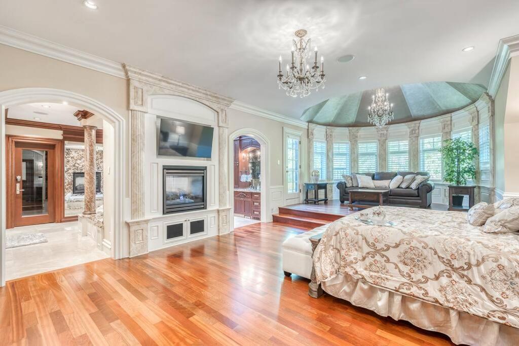 French Chateau W/Swim Spa & Theatre: 11,700 Sqft YYC 외부 사진
