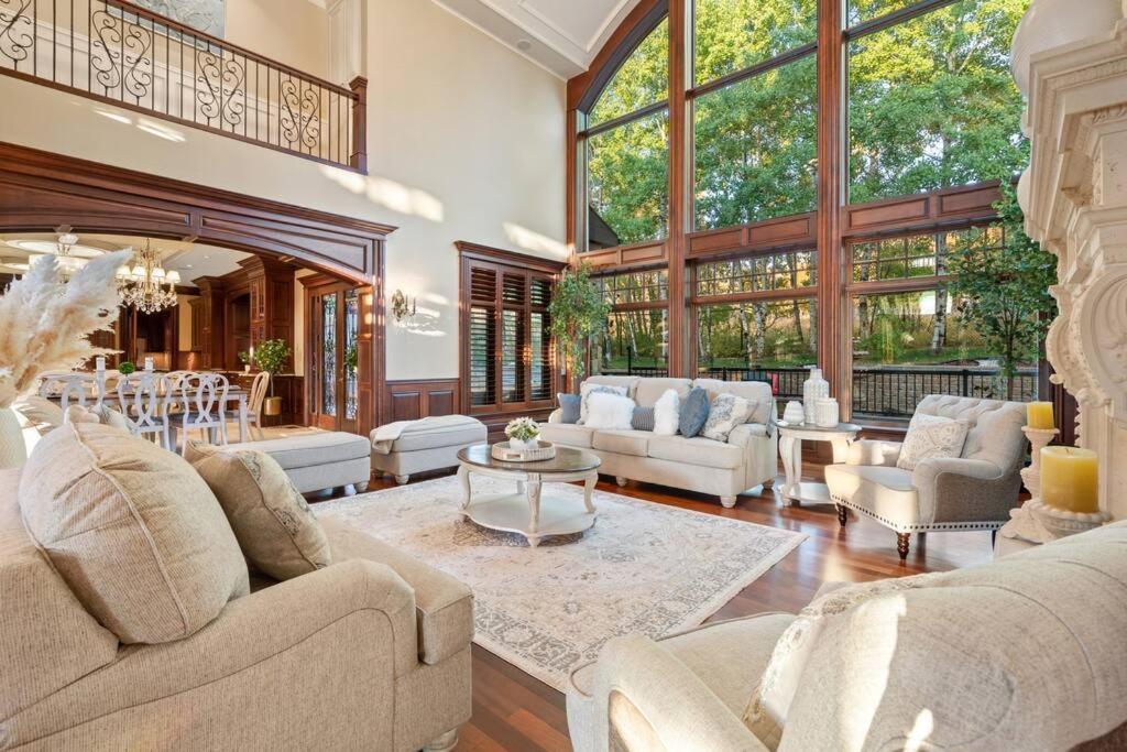 French Chateau W/Swim Spa & Theatre: 11,700 Sqft YYC 외부 사진
