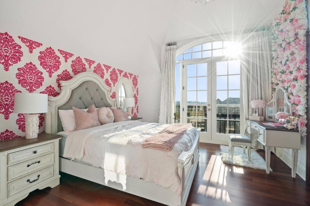 French Chateau W/Swim Spa & Theatre: 11,700 Sqft YYC 외부 사진