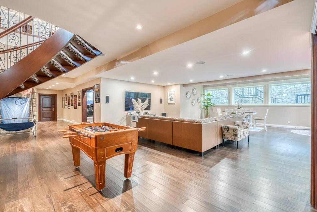 French Chateau W/Swim Spa & Theatre: 11,700 Sqft YYC 외부 사진