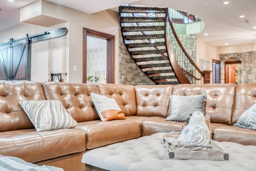 French Chateau W/Swim Spa & Theatre: 11,700 Sqft YYC 외부 사진