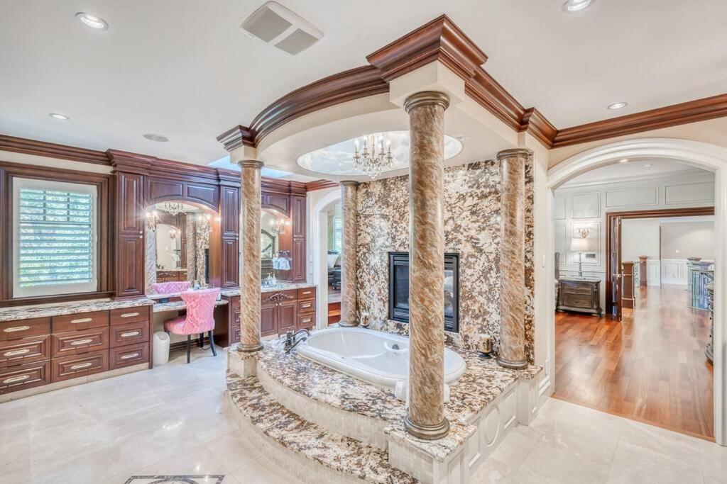 French Chateau W/Swim Spa & Theatre: 11,700 Sqft YYC 외부 사진
