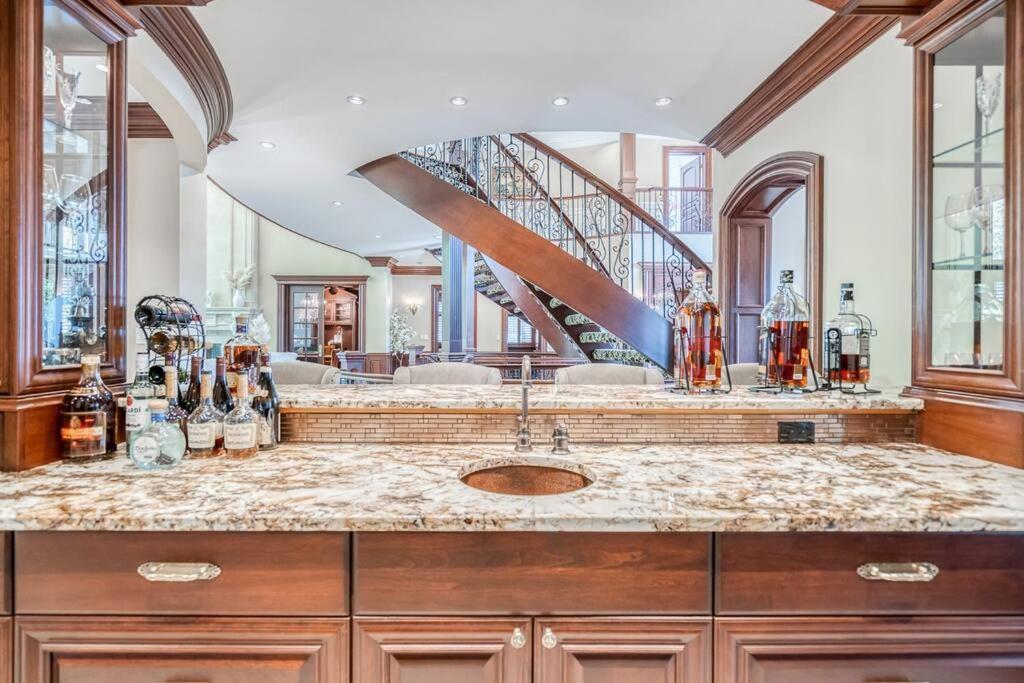 French Chateau W/Swim Spa & Theatre: 11,700 Sqft YYC 외부 사진