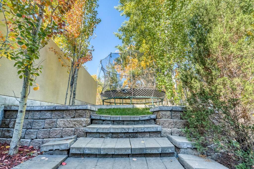 French Chateau W/Swim Spa & Theatre: 11,700 Sqft YYC 외부 사진