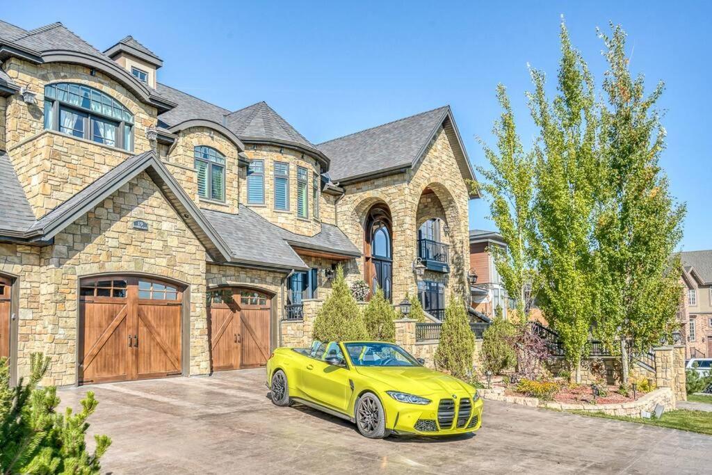French Chateau W/Swim Spa & Theatre: 11,700 Sqft YYC 외부 사진