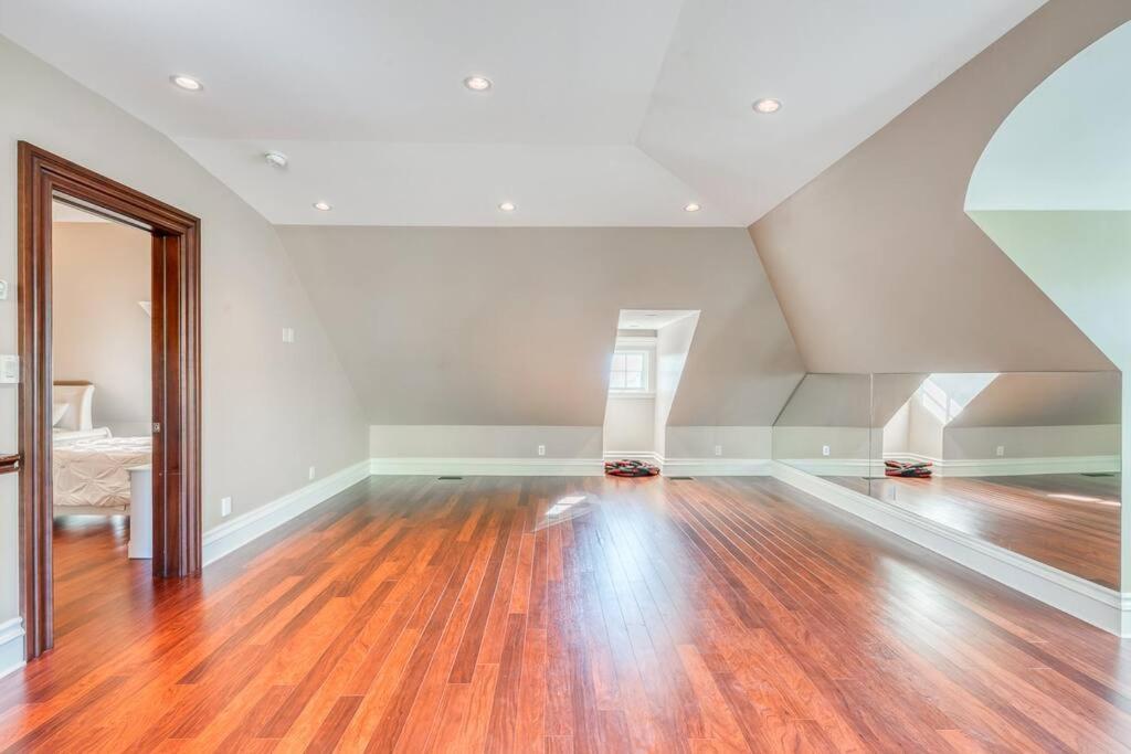 French Chateau W/Swim Spa & Theatre: 11,700 Sqft YYC 외부 사진