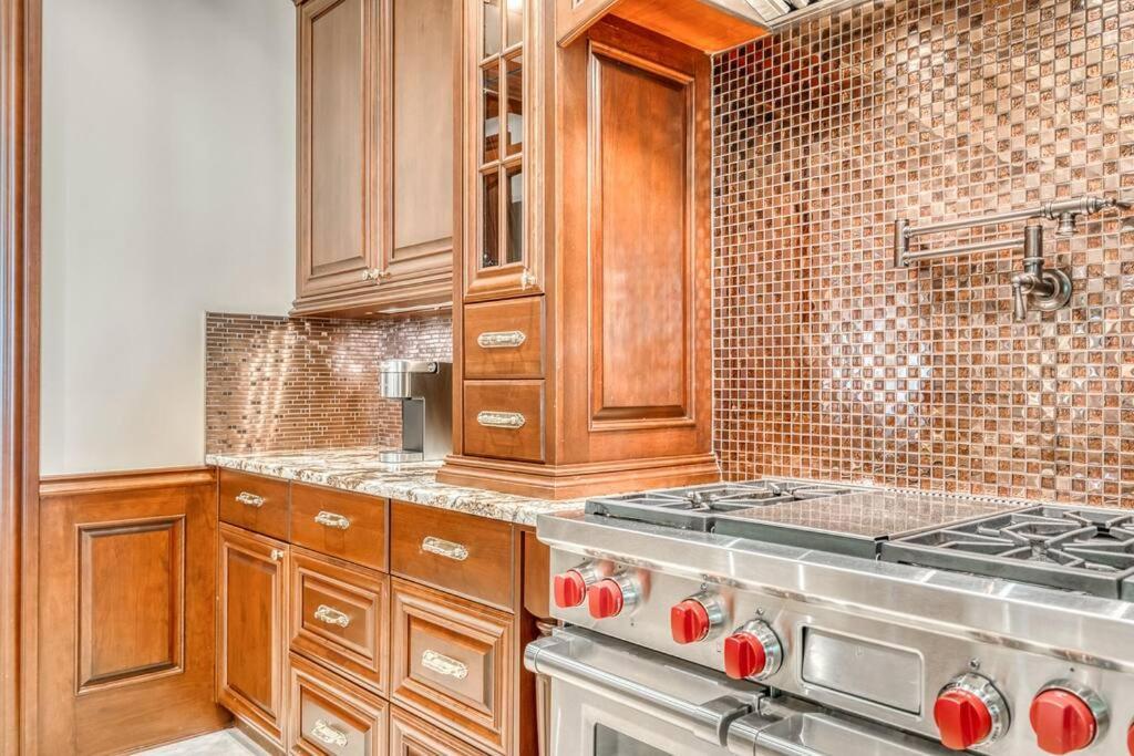 French Chateau W/Swim Spa & Theatre: 11,700 Sqft YYC 외부 사진
