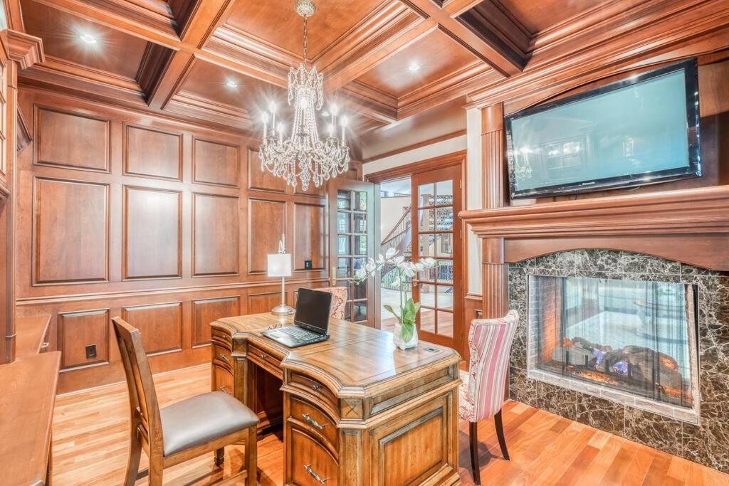French Chateau W/Swim Spa & Theatre: 11,700 Sqft YYC 외부 사진