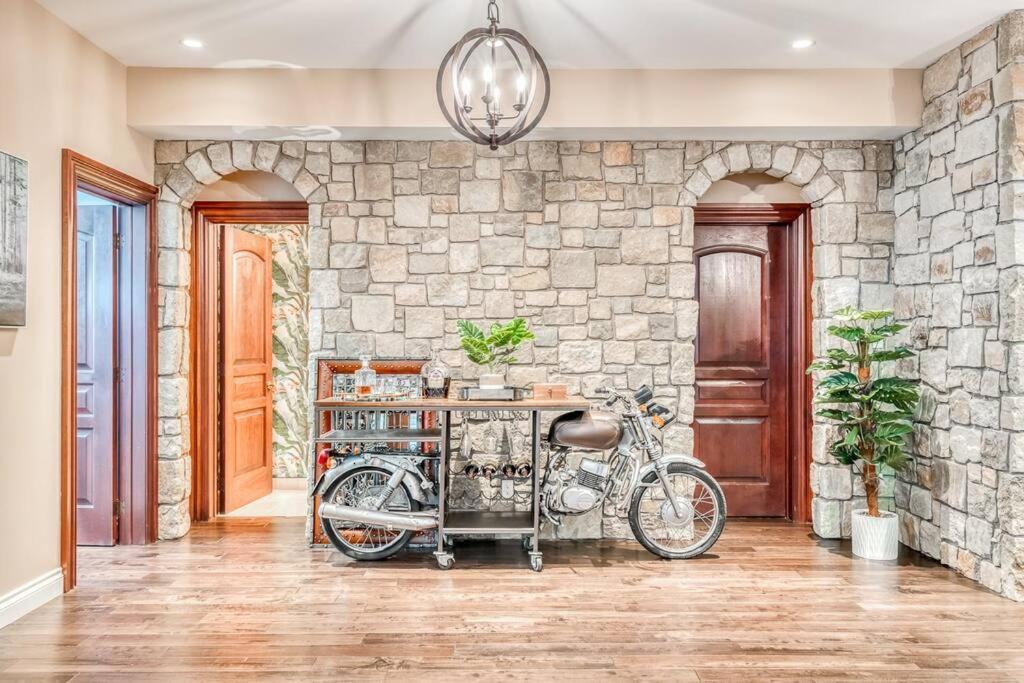 French Chateau W/Swim Spa & Theatre: 11,700 Sqft YYC 외부 사진