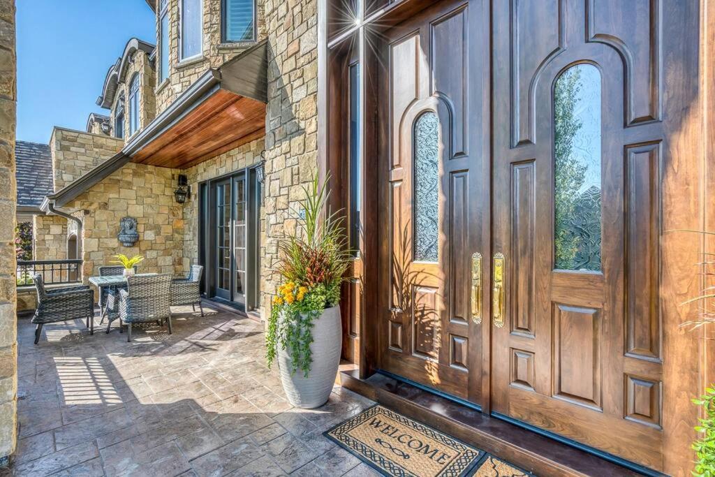 French Chateau W/Swim Spa & Theatre: 11,700 Sqft YYC 외부 사진