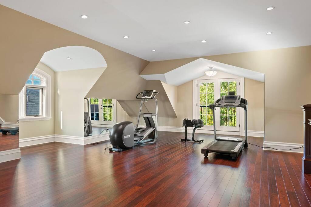 French Chateau W/Swim Spa & Theatre: 11,700 Sqft YYC 외부 사진