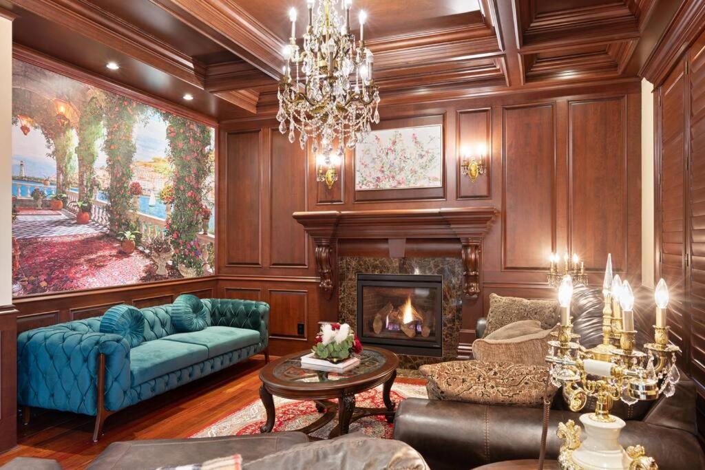 French Chateau W/Swim Spa & Theatre: 11,700 Sqft YYC 외부 사진