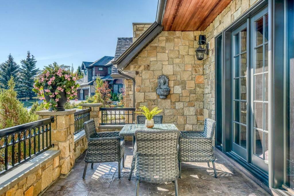 French Chateau W/Swim Spa & Theatre: 11,700 Sqft YYC 외부 사진