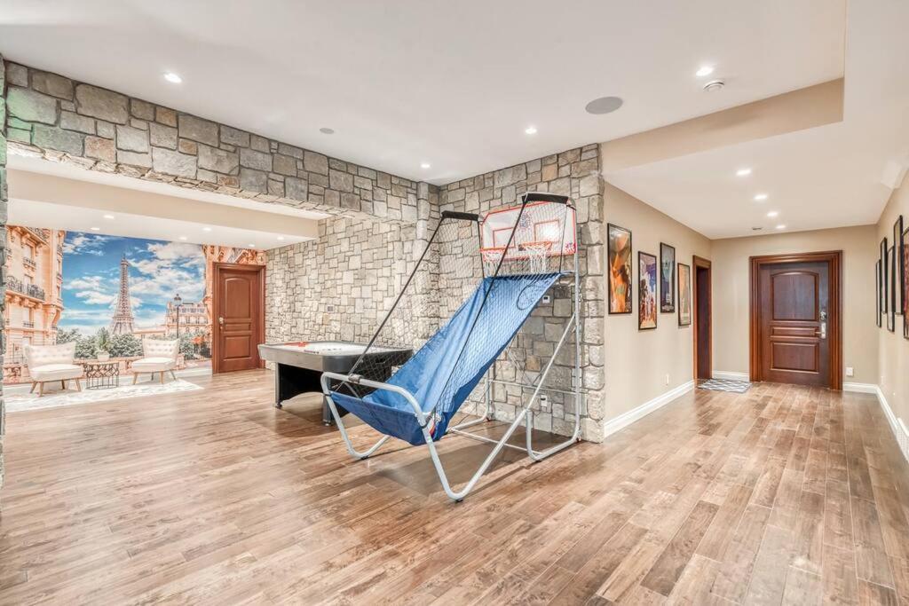 French Chateau W/Swim Spa & Theatre: 11,700 Sqft YYC 외부 사진