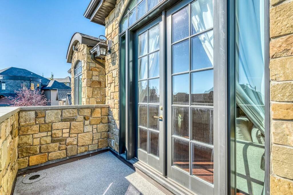 French Chateau W/Swim Spa & Theatre: 11,700 Sqft YYC 외부 사진