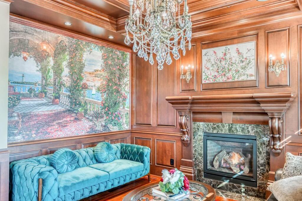 French Chateau W/Swim Spa & Theatre: 11,700 Sqft YYC 외부 사진