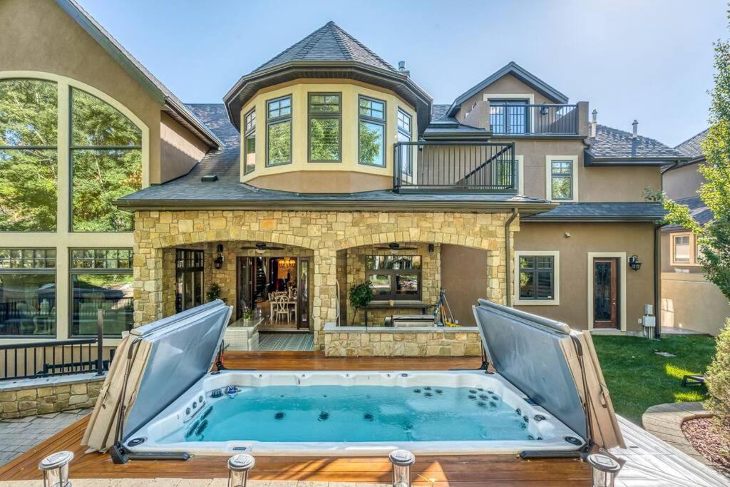 French Chateau W/Swim Spa & Theatre: 11,700 Sqft YYC 외부 사진