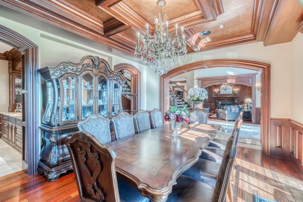 French Chateau W/Swim Spa & Theatre: 11,700 Sqft YYC 외부 사진